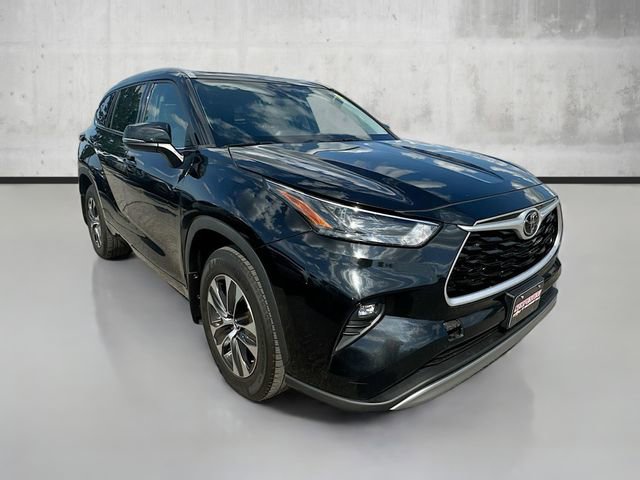 2022 Toyota Highlander XLE photo 3