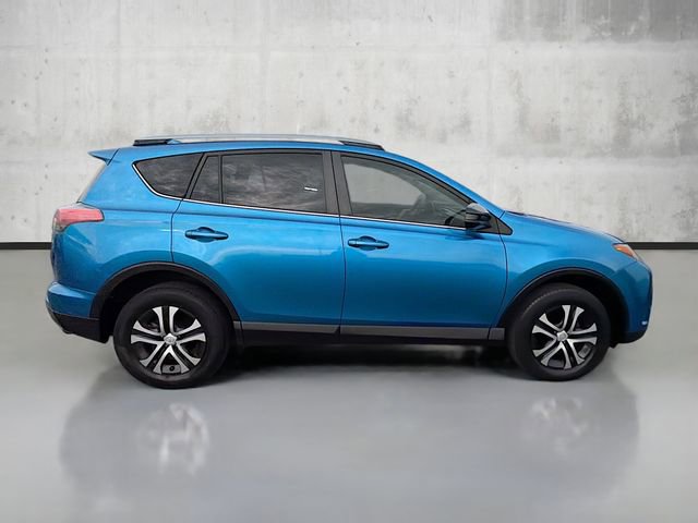 2017 Toyota RAV4 LE photo 4