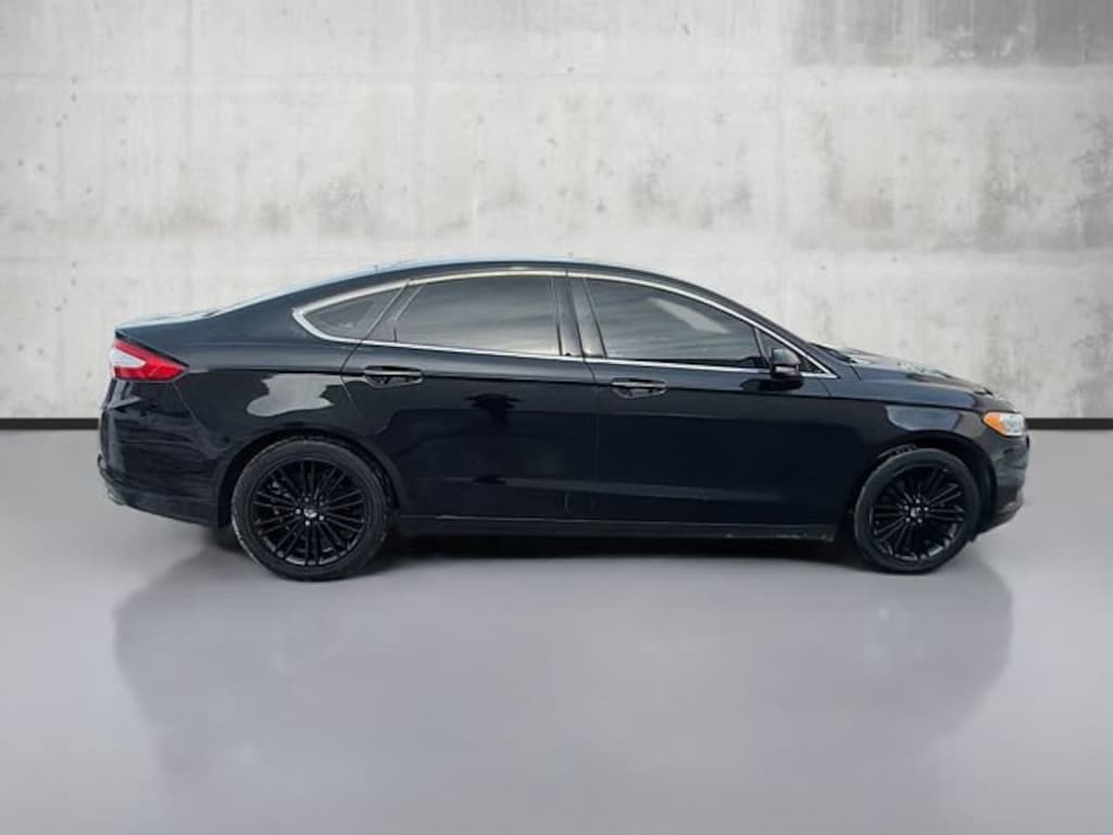 Used 2016 Ford Fusion SE Sedan