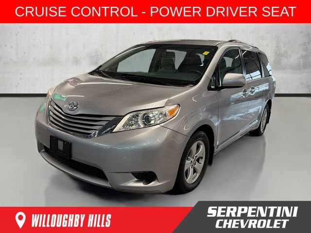 2017 Toyota Sienna LE's photo
