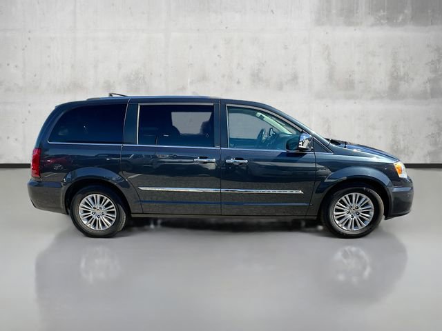 2014 Chrysler Town & Country Limited photo 4