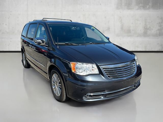 2014 Chrysler Town & Country Limited photo 3
