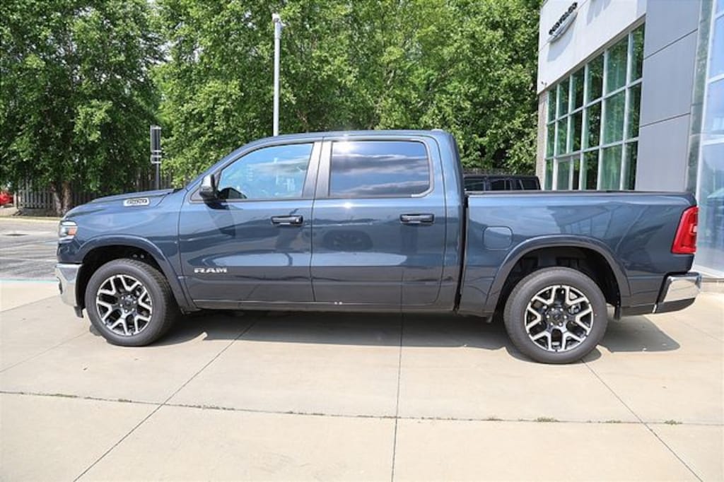 New 2025 Ram 1500 LARAMIE CREW CAB 4X4 5'7 BOX Pickup