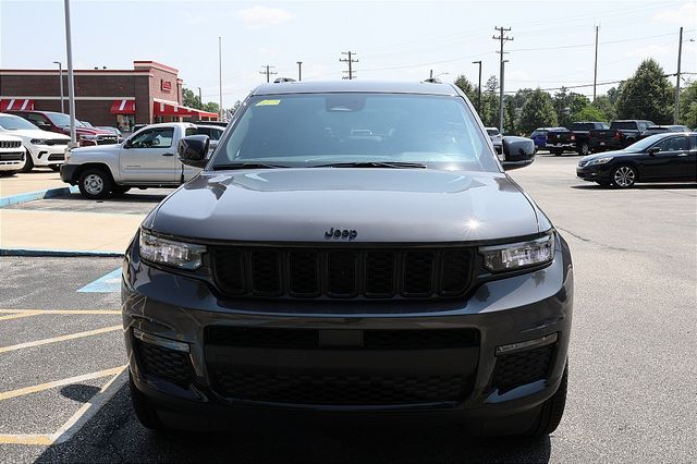 2025 Jeep Grand Cherokee Limited photo 2