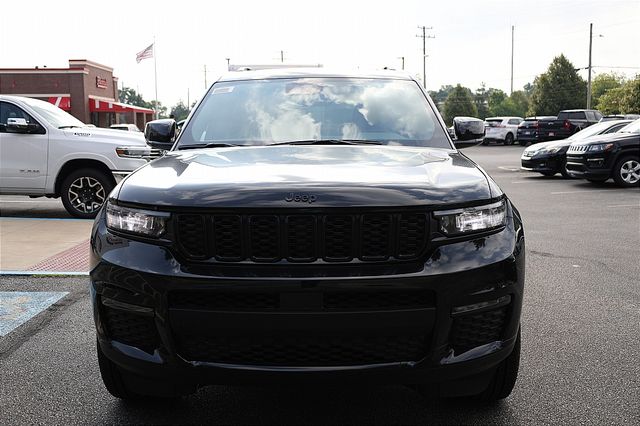 2025 Jeep Grand Cherokee Limited photo 2