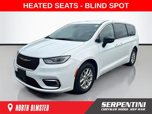 2024 Chrysler Pacifica Touring L's photo