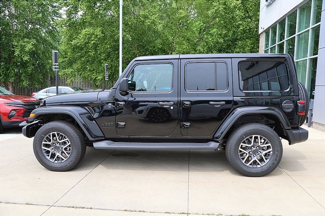 2025 Jeep Wrangler Sahara photo 3