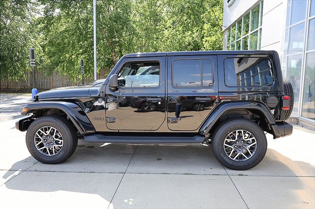 2025 Jeep Wrangler Sahara photo 4