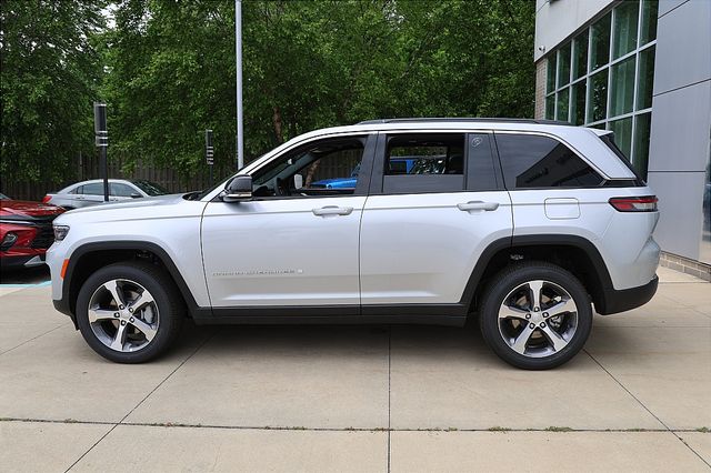 2025 Jeep Grand Cherokee Limited photo 3