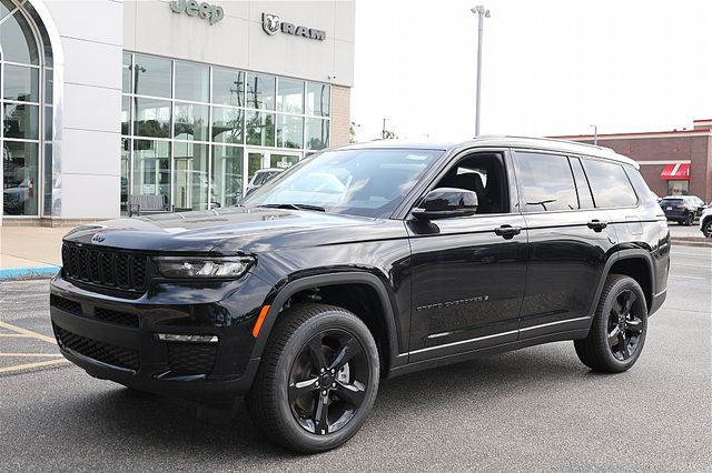 2025 Jeep Grand Cherokee Limited photo 3