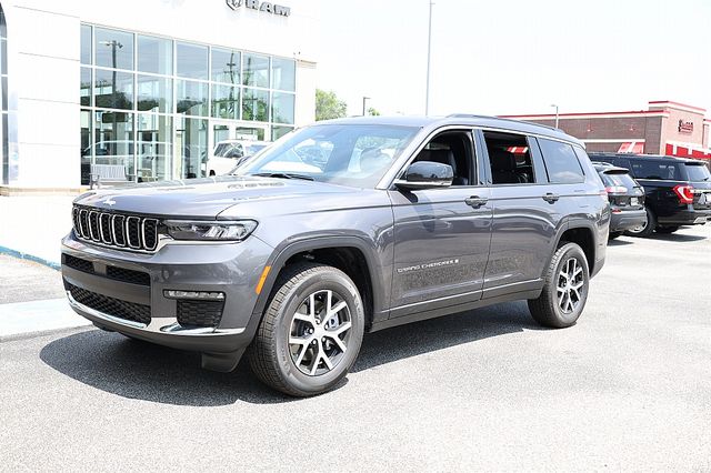 2025 Jeep Grand Cherokee Limited photo 3