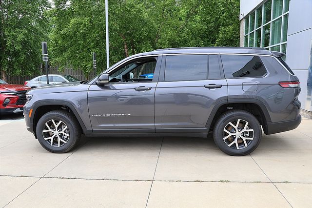2025 Jeep Grand Cherokee Limited photo 2