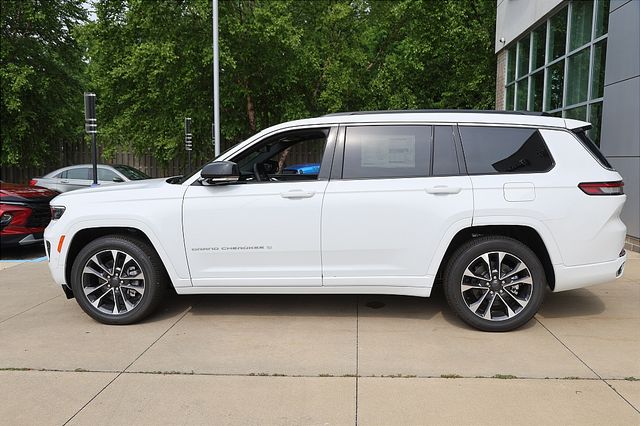 2025 Jeep Grand Cherokee Overland photo 2