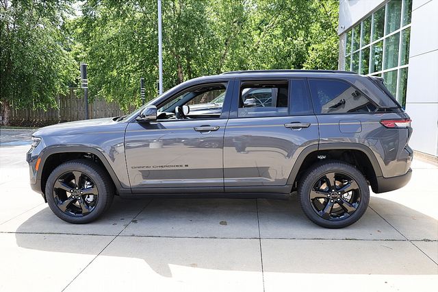 2025 Jeep Grand Cherokee Limited photo 3