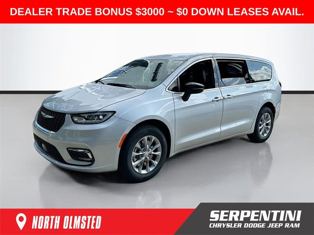 2026 Chrysler Pacifica Select's photo