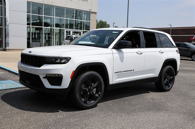 2025 Jeep Grand Cherokee Limited photo 3