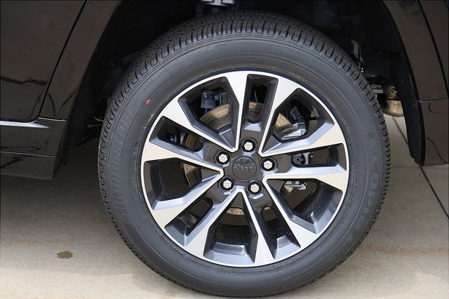 2025 Jeep Grand Cherokee Overland photo 4