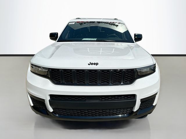 2025 Jeep Grand Cherokee Altitude photo 3
