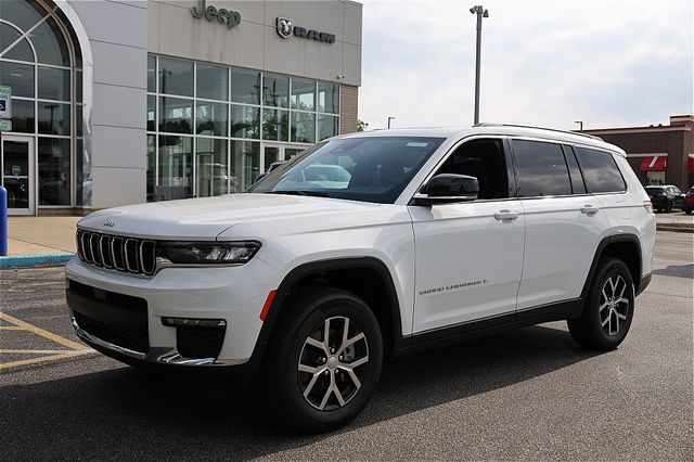 2025 Jeep Grand Cherokee Limited photo 3