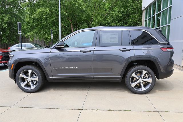2025 Jeep Grand Cherokee Limited photo 2