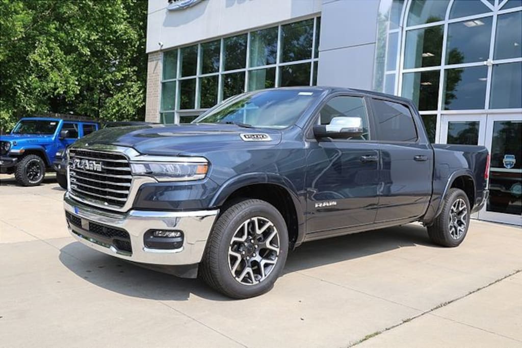 New 2025 Ram 1500 LARAMIE CREW CAB 4X4 5'7 BOX Pickup