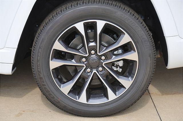 2025 Jeep Grand Cherokee Overland photo 3