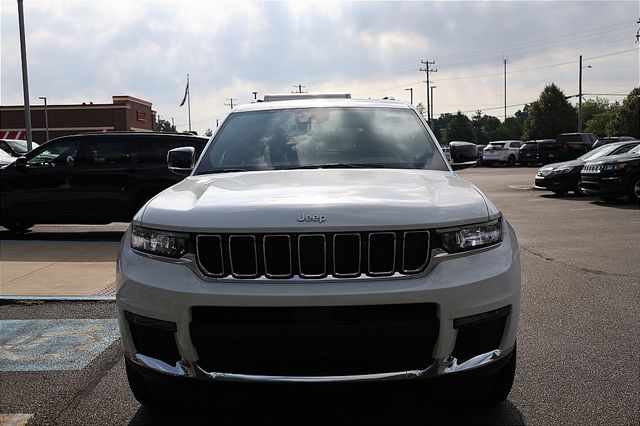 2025 Jeep Grand Cherokee Limited photo 2