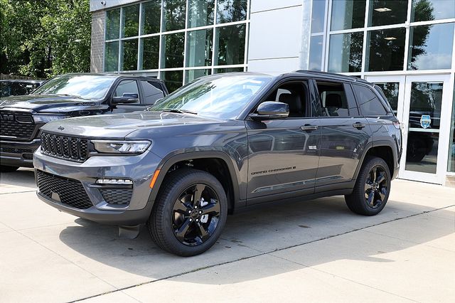 2025 Jeep Grand Cherokee Limited photo 2