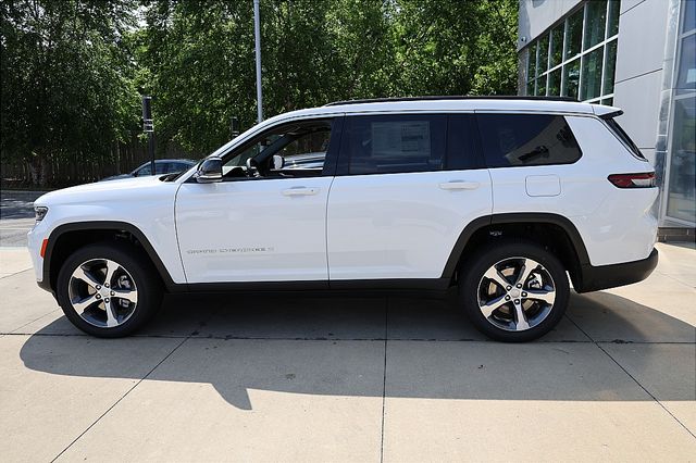 2025 Jeep Grand Cherokee Limited photo 2