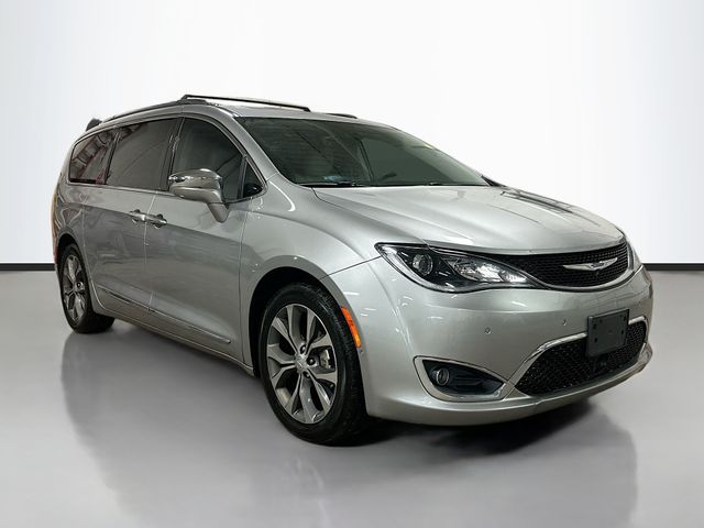 2017 Chrysler Pacifica Limited photo 2