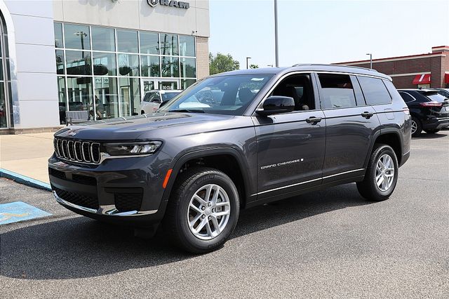 2025 Jeep Grand Cherokee Laredo photo 3