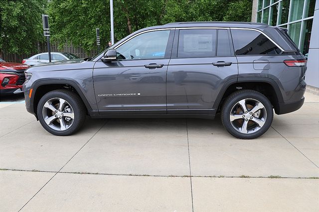 2025 Jeep Grand Cherokee Limited photo 3