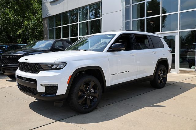 2025 Jeep Grand Cherokee Limited photo 2