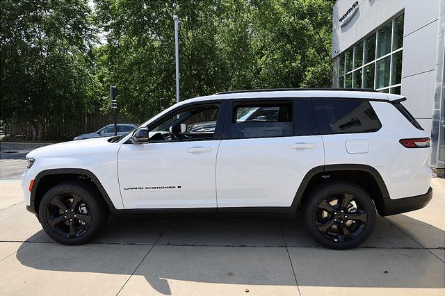2025 Jeep Grand Cherokee Limited photo 3