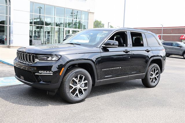 2025 Jeep Grand Cherokee Limited photo 3
