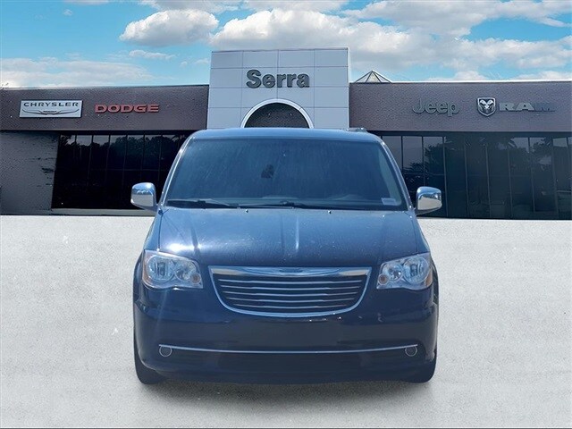 2015 Chrysler Town & Country photo 2