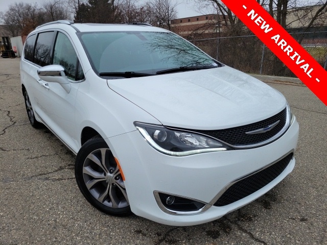 2019 Chrysler Pacifica Limited's photo