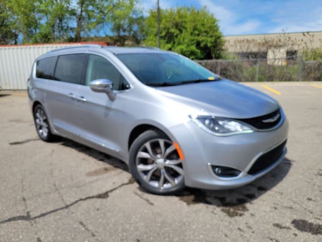 2019 Chrysler Pacifica Limited's photo