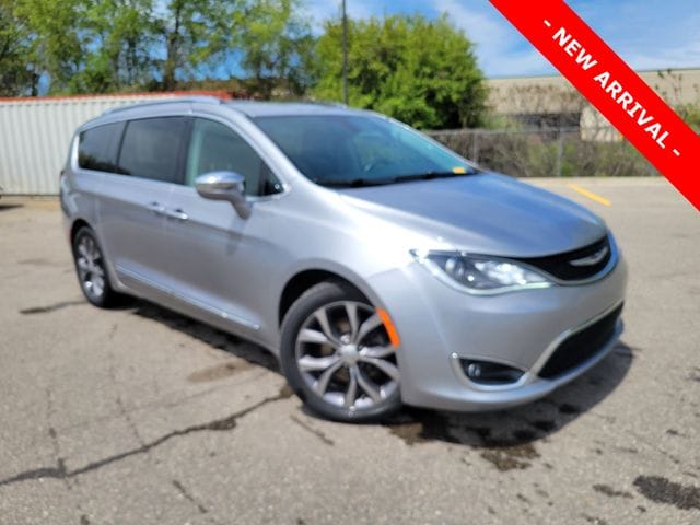 2019 Chrysler Pacifica Limited's photo