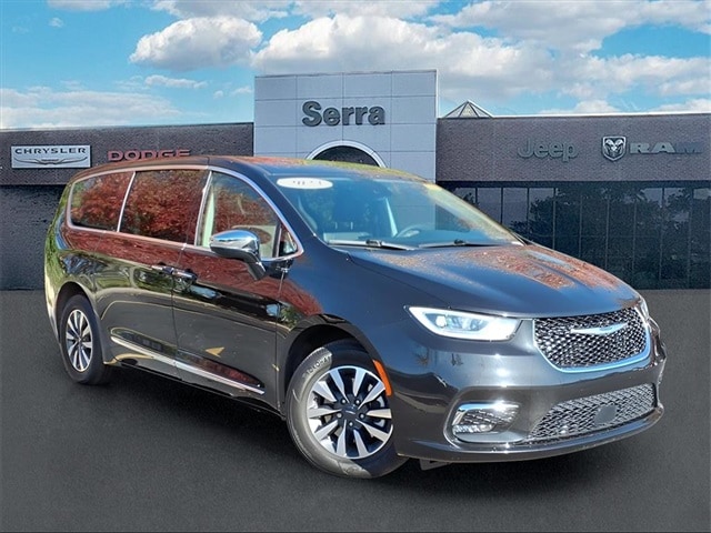 2023 Chrysler Pacifica Hybrid Limited's photo