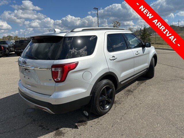 2016 Ford Explorer XLT photo 2