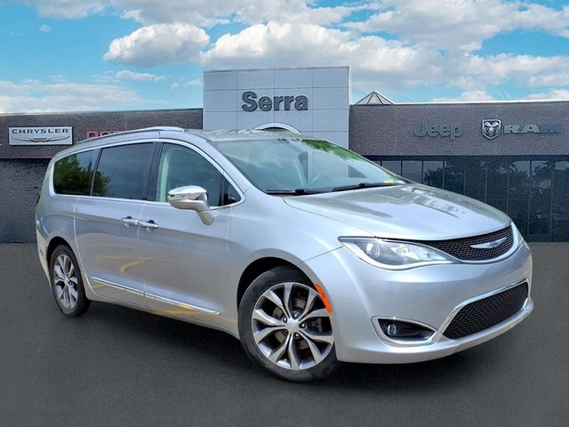 2019 Chrysler Pacifica Limited's photo