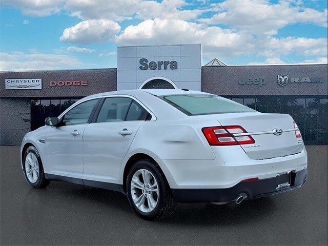 2017 Ford Taurus SEL photo 2