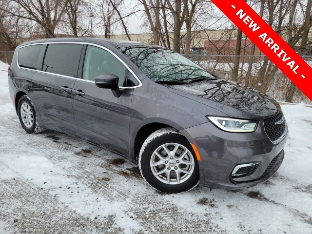 2023 Chrysler Pacifica Touring L's photo