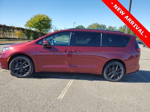 2023 Chrysler Pacifica Touring L photo 3