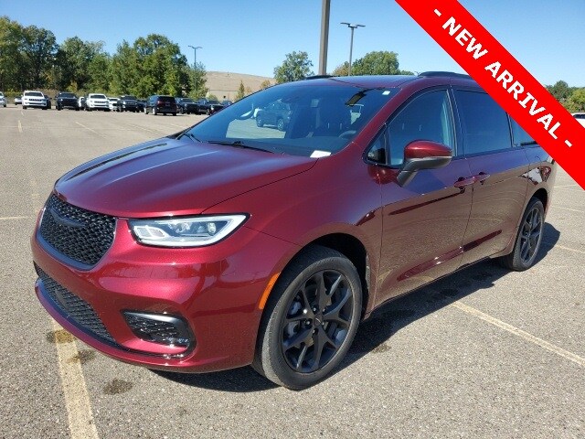 2023 Chrysler Pacifica Touring L photo 2