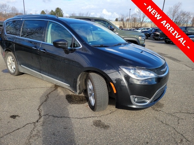 2017 Chrysler Pacifica Touring-L Plus's photo