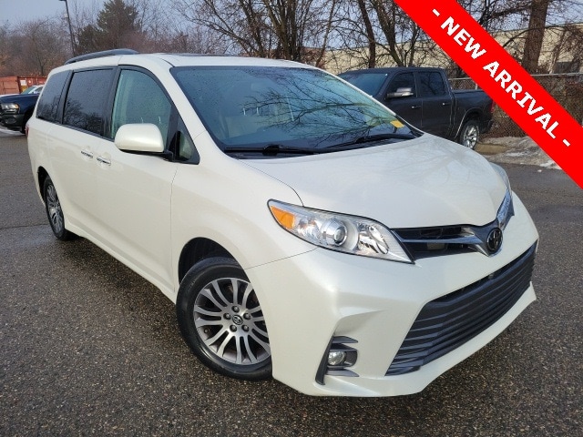 2019 Toyota Sienna XLE's photo