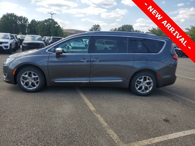 2019 Chrysler Pacifica Limited photo 3