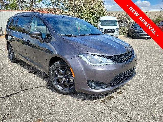2020 Chrysler Pacifica Limited's photo